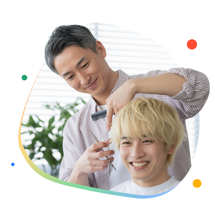 カットを行う美容師